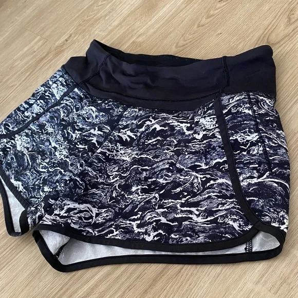 ❤️ lululemon athletica Run Times Short - 4-Way Stretch - Size 4 - Picture 3 of 9